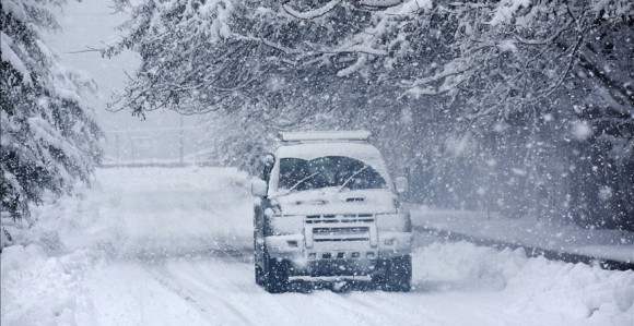 Snježni nanosi zatrpali put prema granici sa BiH