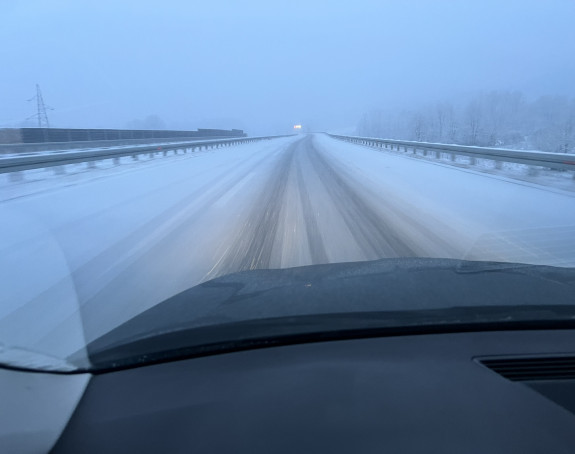 Snijeg iznenadio putare, autoput "9. januar" zatrpan