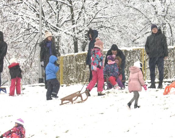 Zimske radosti u Banjaluci, najmlađi uživaju na snijegu