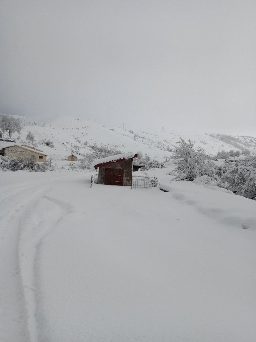 Snijeg okovao sela, neka su bez struje i vode
