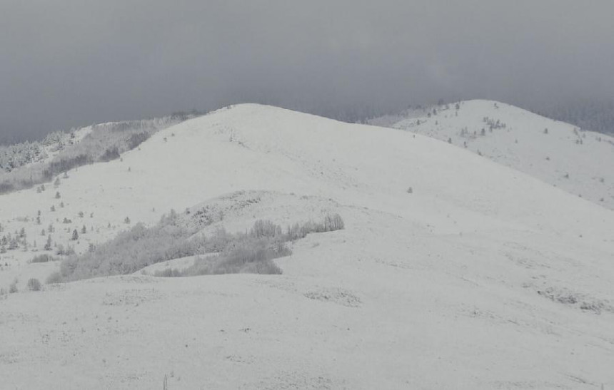 CG: Evakuisano petoro ljudi iz snežnog nanosa