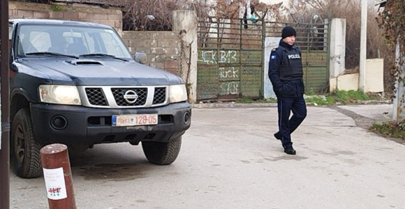 Djevojka skočila sa zgrade, sa njom pala i sestra