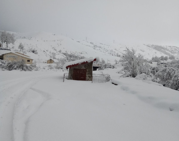 Snijeg okovao sela, neka su bez struje i vode