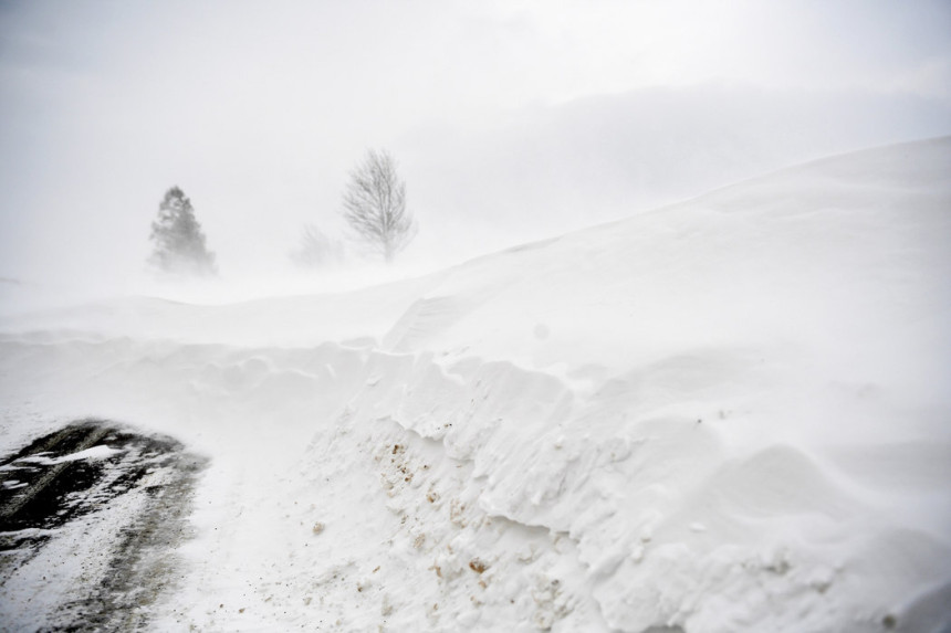 Hiljade potrošača bez struje zbog snega i vetra