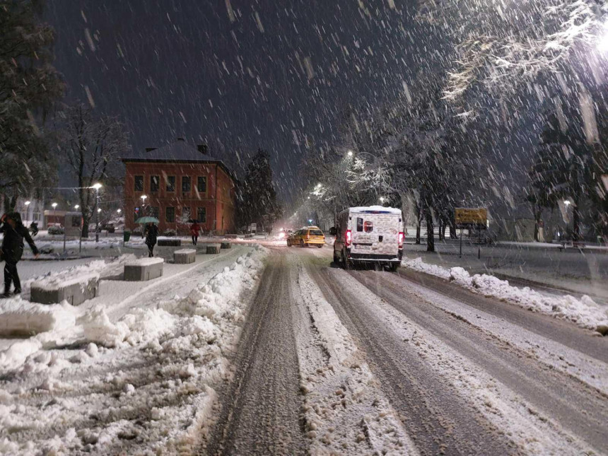 Prijedor osvanuo pod snijegom, putari nespremni