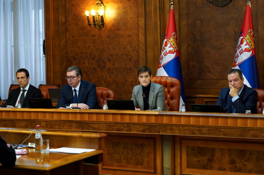 Vučić informisao Vladu o sastanku sa "petorkom"