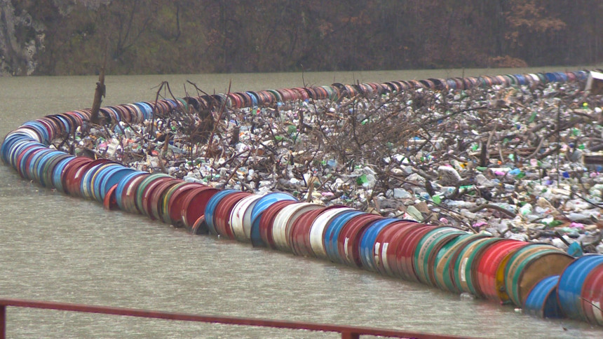 Tone otpada pluta rijekom Drinom kod Višegrada