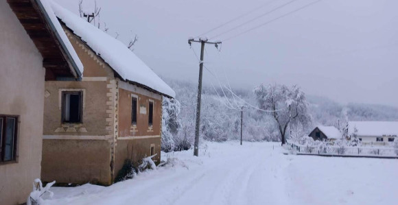 Bez struje više naselja, nema nastave u školama