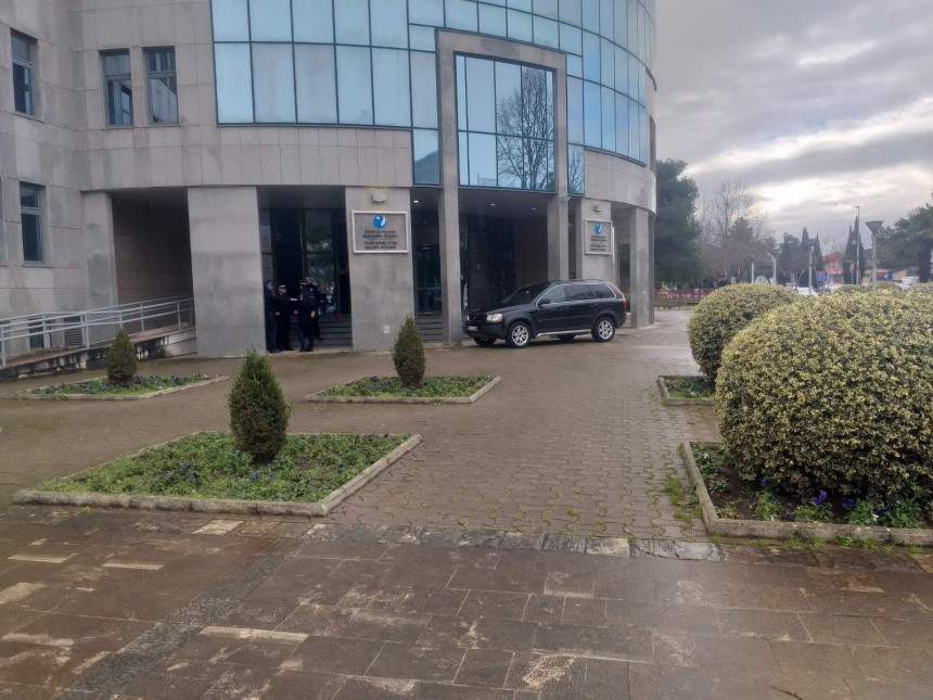 Vukanović parkirao auto ispred ERS, stigla policija