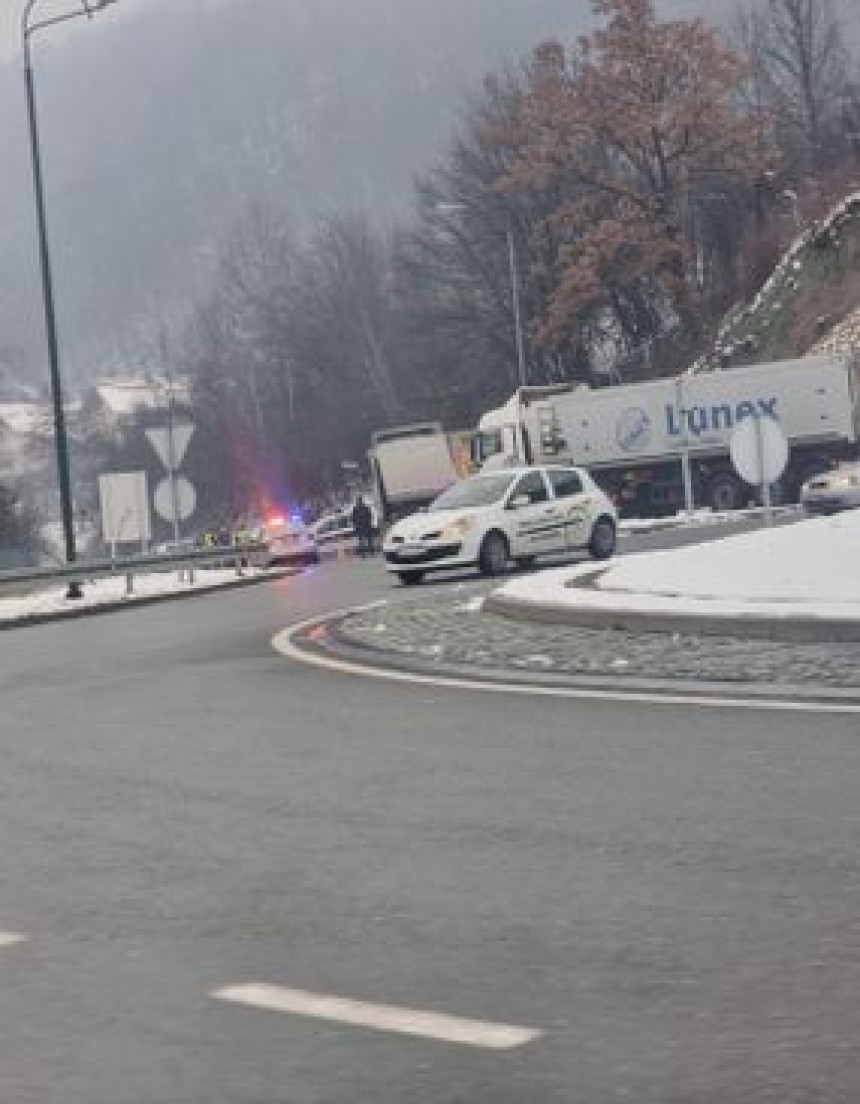 Sudar kamiona i šlepera, tri osobe povrijeđene