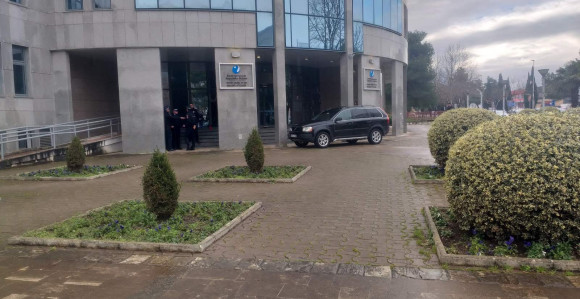 Вукановић паркирао ауто испред ЕРС, стигла полиција