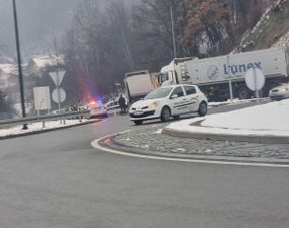 Sudar kamiona i šlepera, tri osobe povrijeđene