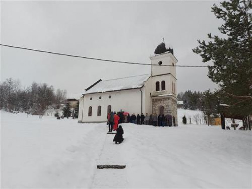 Služen parastos za zvjerski ubijene Srbe u logoru Silos