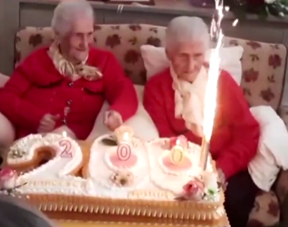 Близнакиње из Италије прославиле 100. рођендан: Заједно имају 50 унучади