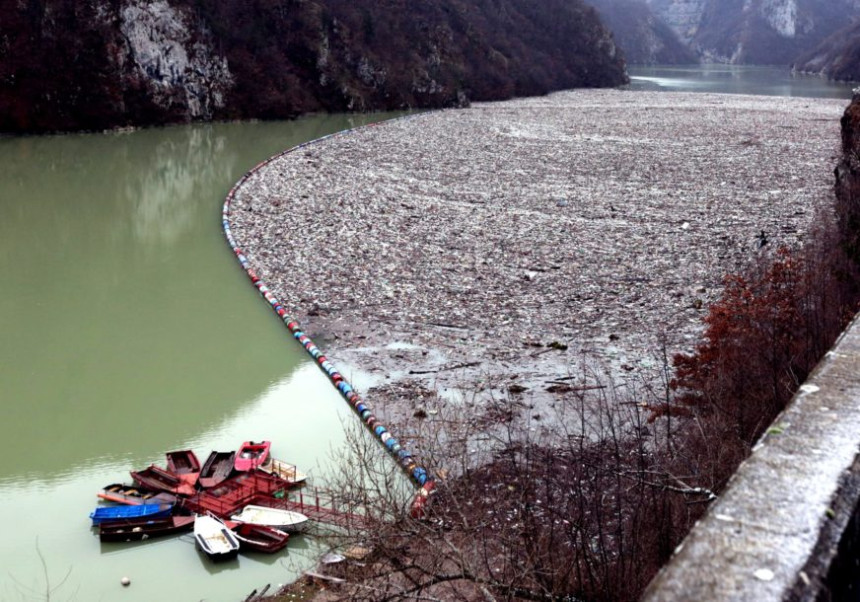 Drina prepuna otpada, a niko ne nudi rješenje