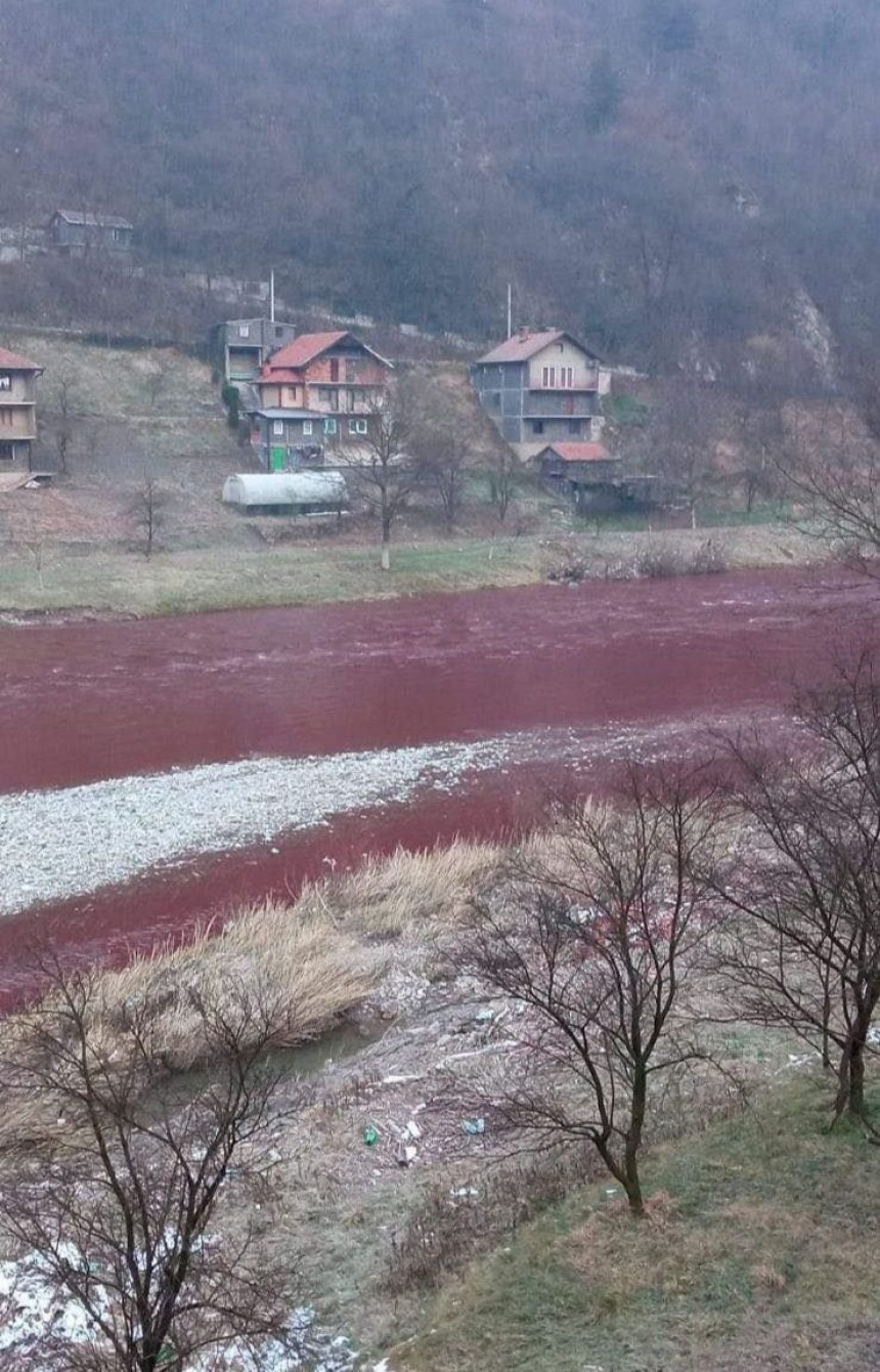 Šta se dešava - Rijeka Bosna kod Zenice crvena