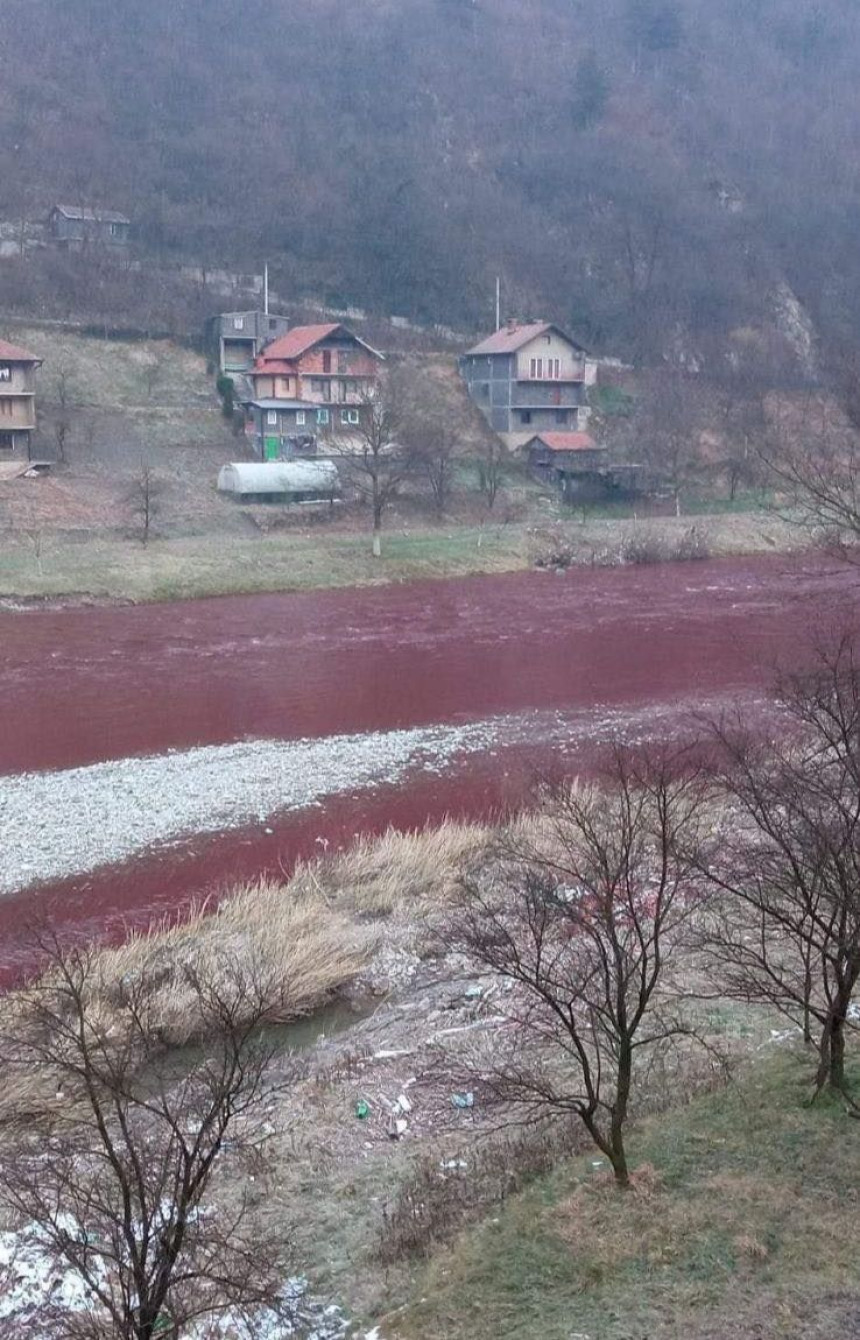 Шта се дешава - Ријека Босна код Зенице црвена