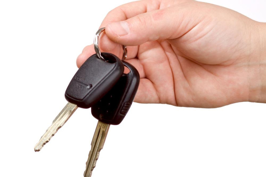 Ključ od automobila joj se zabio u lice!
