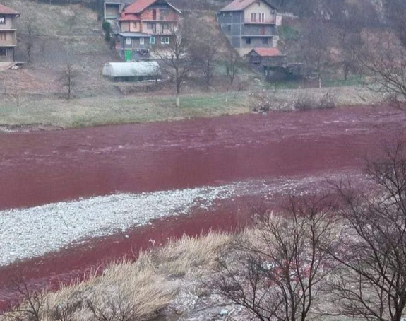 Шта се дешава - Ријека Босна код Зенице црвена