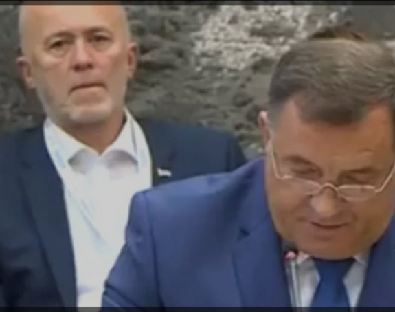 Nije Pero Simić pisao "Danasu" žaleći se na moj tvit, već je pisao Vučiću šaljući mu određene Dodikove poruke