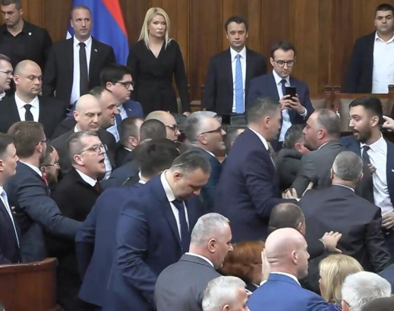 Opšti haos i tuča poslanika u Skupštini Srbije