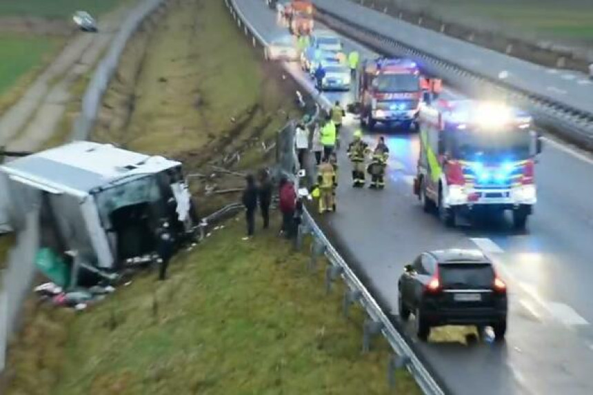Slovenija: Prevrnuo se autobus pun putnika, ima mrtvih