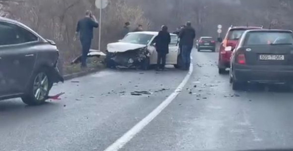 Nesreća kod Tuzle: Sudar četiri vozila, ima povrijeđenih