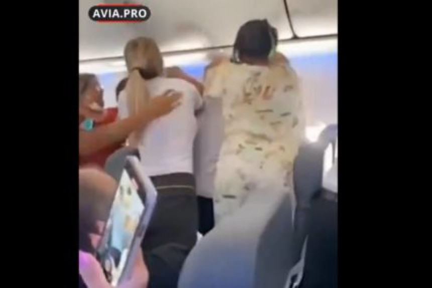 Tuča 15 žena u avionu: Čupale se, šamarale, vrištale