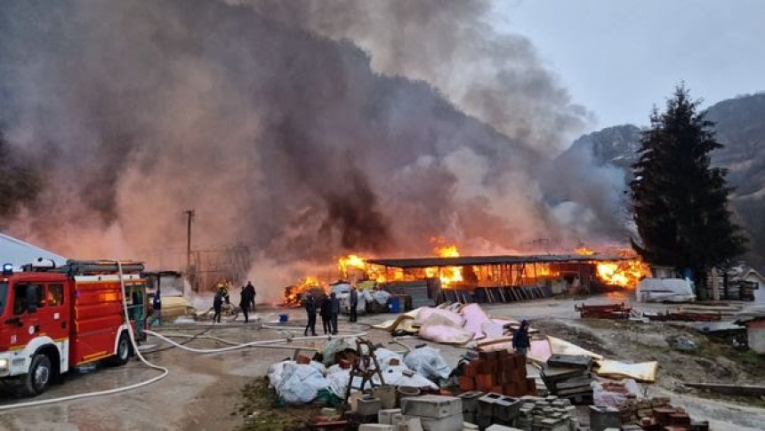 Požar u Užicu: Zapalile se hale fabrike namještaja