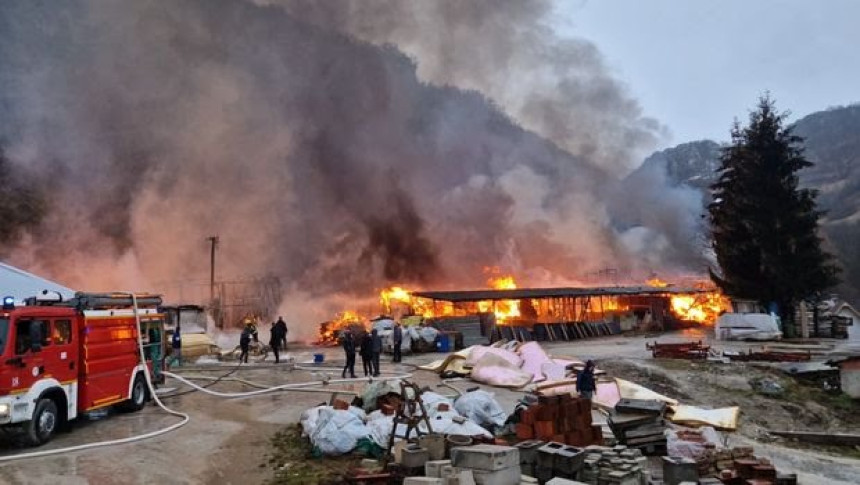 Пожар у Ужицу: Запалиле се хале фабрике намјештаја