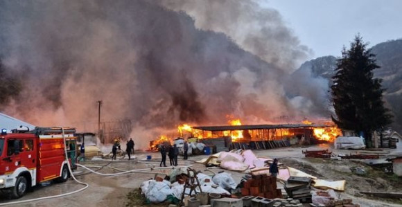 Požar u Užicu: Zapalile se hale fabrike namještaja
