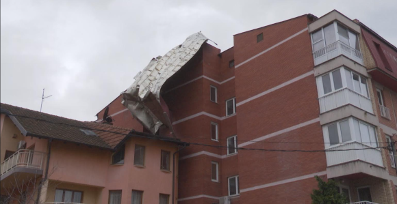 Bijeljina: Vjetar skinuo lim sa krova i obarao stabla