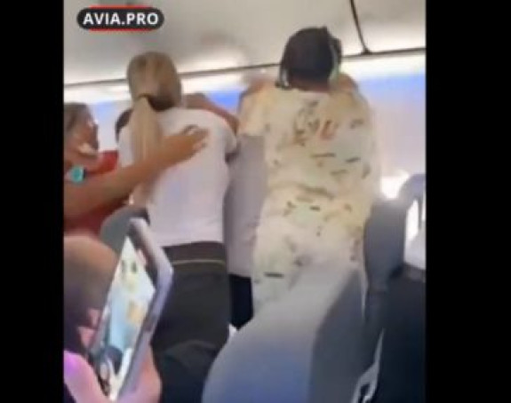 Tuča 15 žena u avionu: Čupale se, šamarale, vrištale