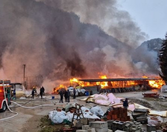 Пожар у Ужицу: Запалиле се хале фабрике намјештаја