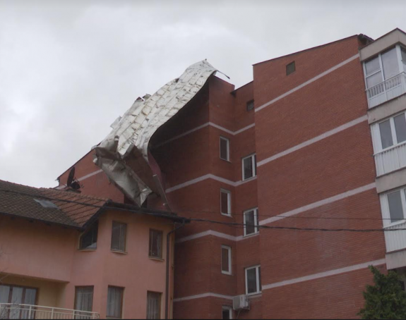 Бијељина: Вјетар скинуо лим са крова и обарао стабла