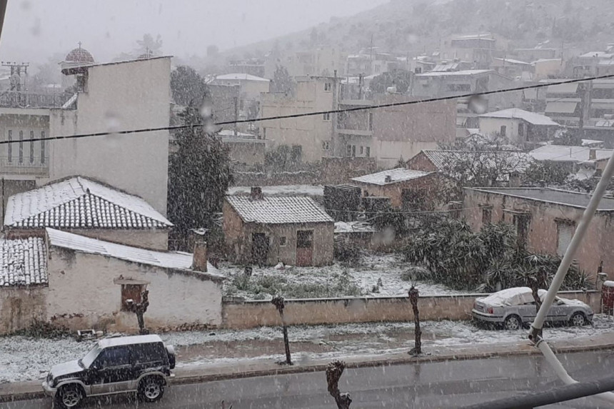 Zvog snijega u Atini zatvorene škole i auto-put