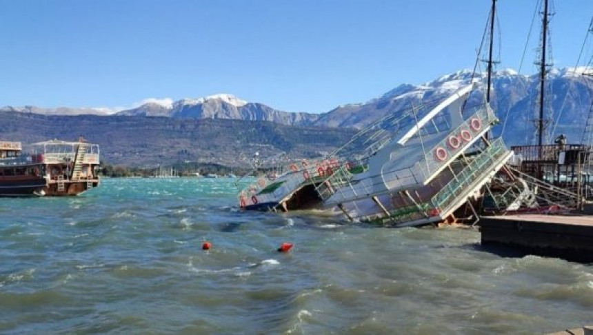 Потонула два брода у Црној Гори због олујне буре