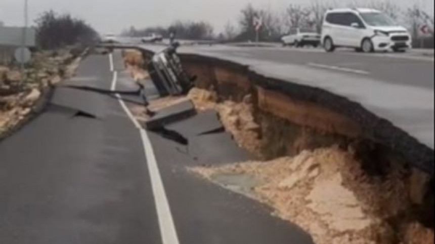 Evo kako izgleda autoput u Turskoj nakon zemljotresa