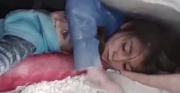 Sestra tijelom štiti mlađeg brata ispod ruševina (VIDEO)