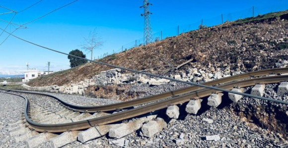 Iskrivljena pruga pokazuje jačinu zemljotresa