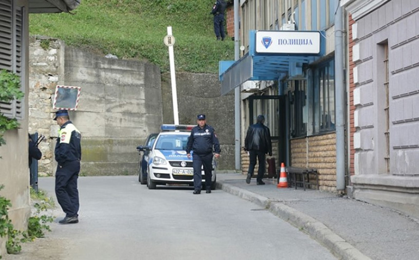 PU Zvornik:  Policajac čistio oružje pa ranio kolegu