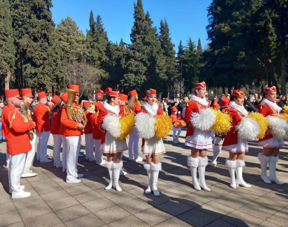 Караван мимозе прошетао улицама Требиња (ФОТО)