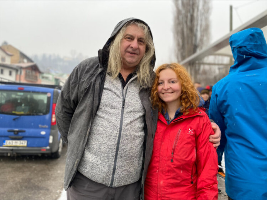 Otac i kćerka rame uz rame u potrazi za nestalim