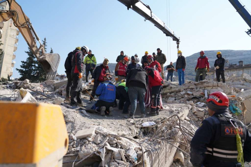 Двије дјевојчице спашене вечерас из рушевина у Хатају