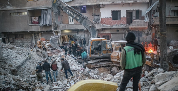 Број погинулих у потресу у Сирији достигао 8.500