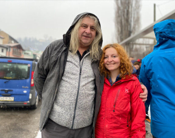 Otac i kćerka rame uz rame u potrazi za nestalim