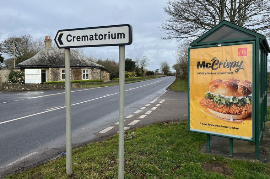 Mekdonalds reklamirao "mekhrskavi burger" pored krematorijuma?!