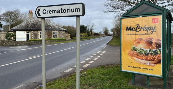 Mekdonalds reklamirao "mekhrskavi burger" pored krematorijuma?!