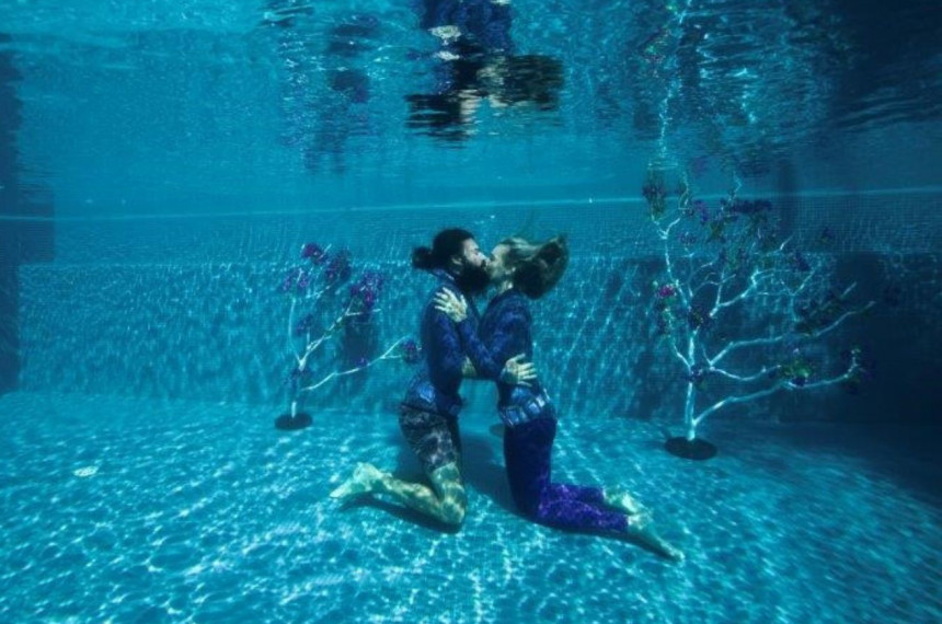 Оборен Гинисов рекорд за најдужи пољубац под водом!