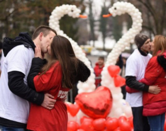 U Vrnjačkoj Banji proglašeni pobednici u najdužem poljupcu!
